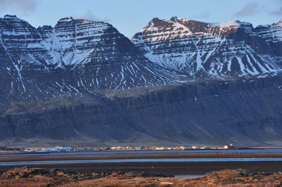 Do outro lado do fiorde, a cidade de Breidalsvík, no sul da Islândia